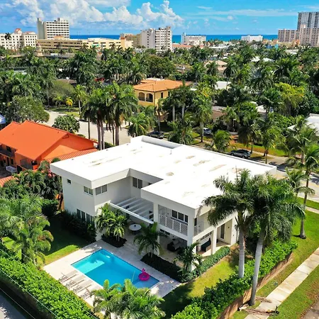 Modern Luxurious Beach Retreat- 5 Bedroom With/Pool